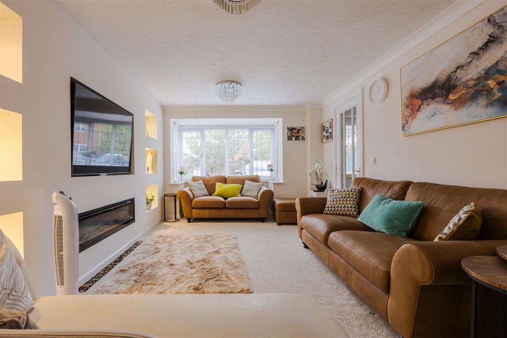 Property photo 2 of 18 Lounge