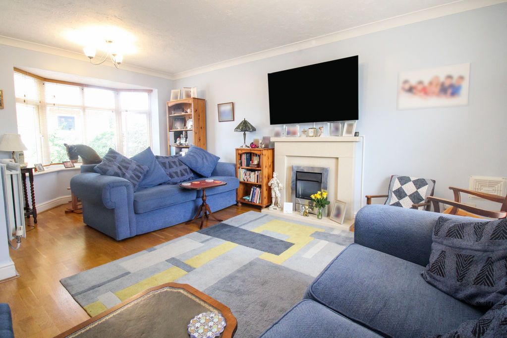 Property photo 2 of 16 Lounge