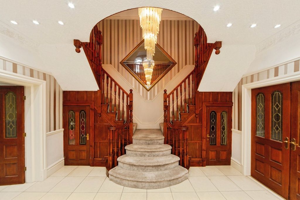 Property photo 2 of 32