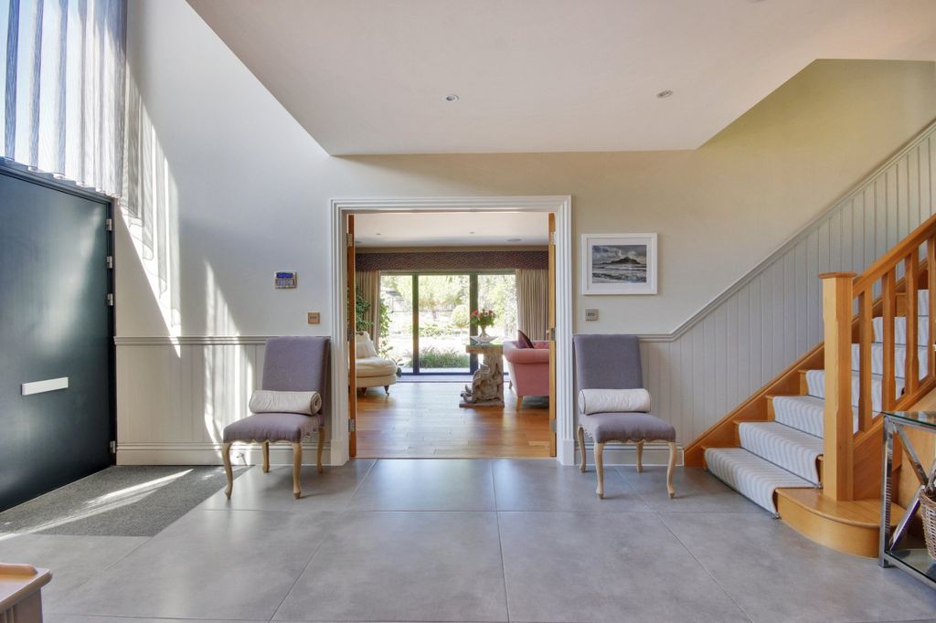 Property photo 3 of 15 Entrance Hall