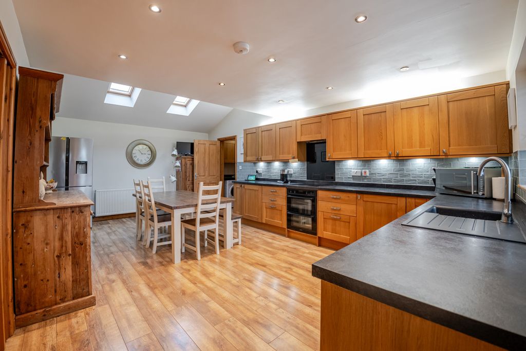 Property photo 2 of 28