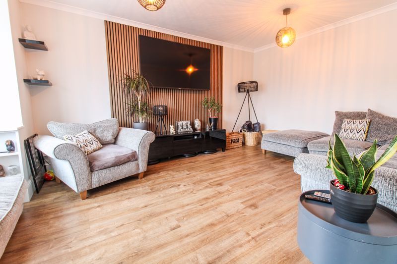 Property photo 2 of 17 Lounge