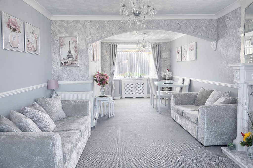 Property photo 2 of 11 Lounge / Dining Room