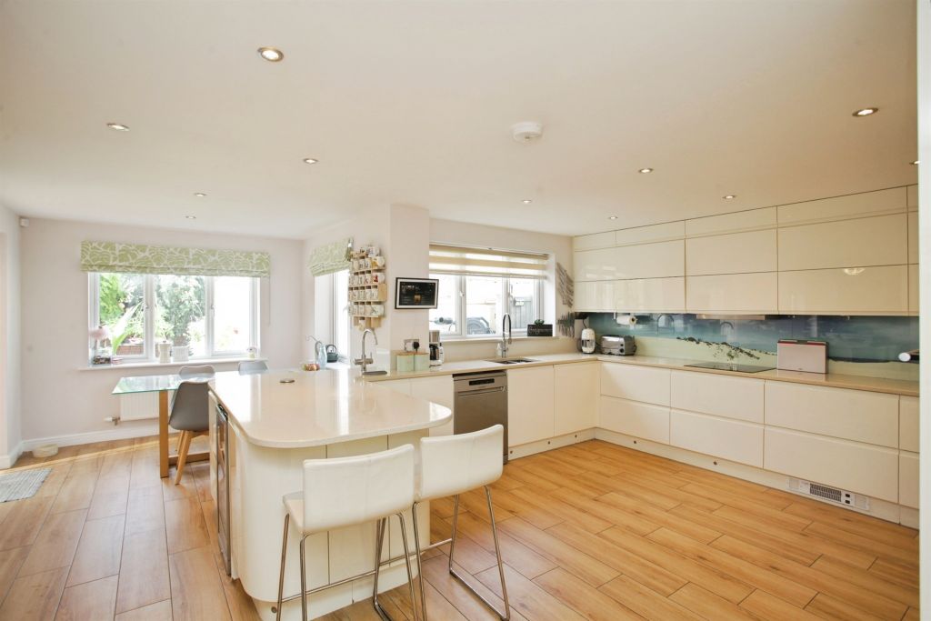 Property photo 3 of 32