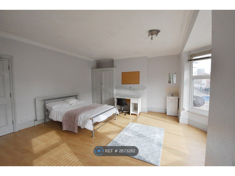 Property photo 2 of 8 Room 4