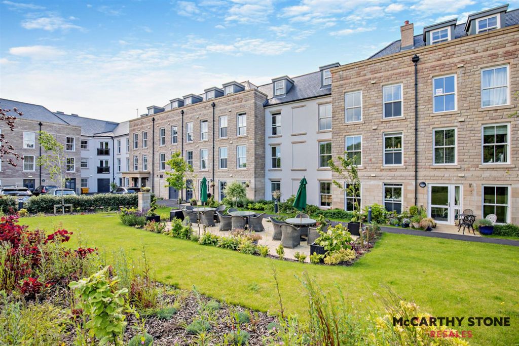 Property photo 1 of 21 Devonshire Place