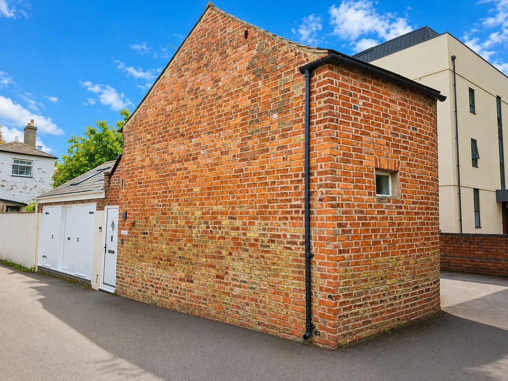 Property photo 1 of 17 External