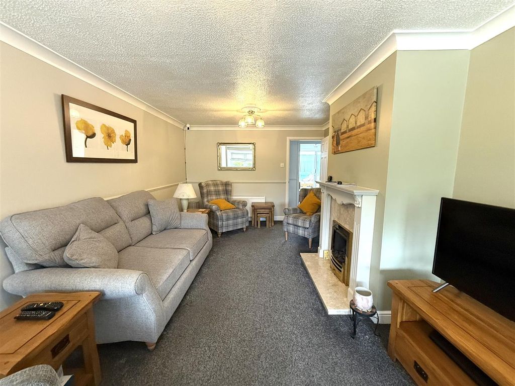 Property photo 3 of 17 13 Bridle New Loung.Jpeg