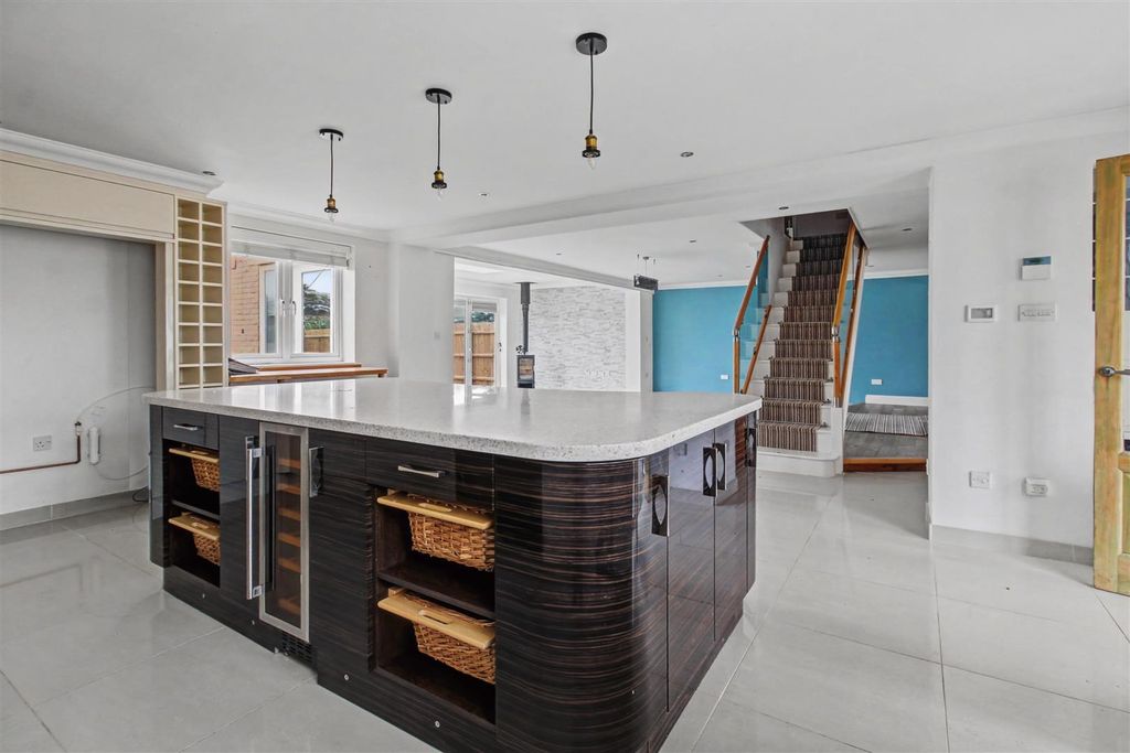 Property photo 3 of 26 Kitchen