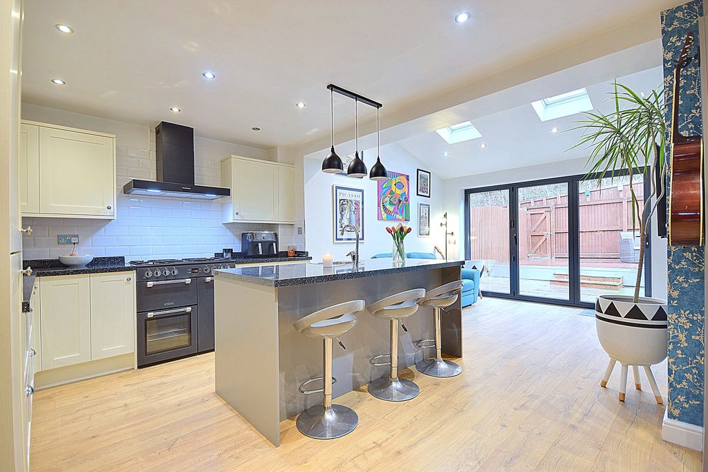 Property photo 3 of 28 Ewemove Bobbin Close (16)