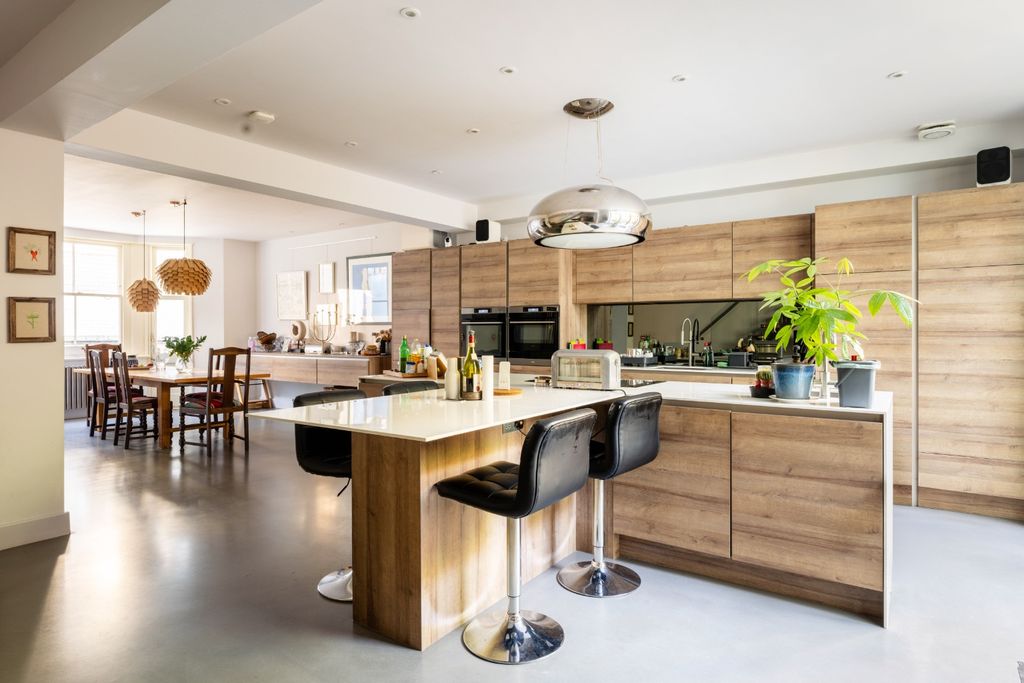 Property photo 2 of 39 5550701