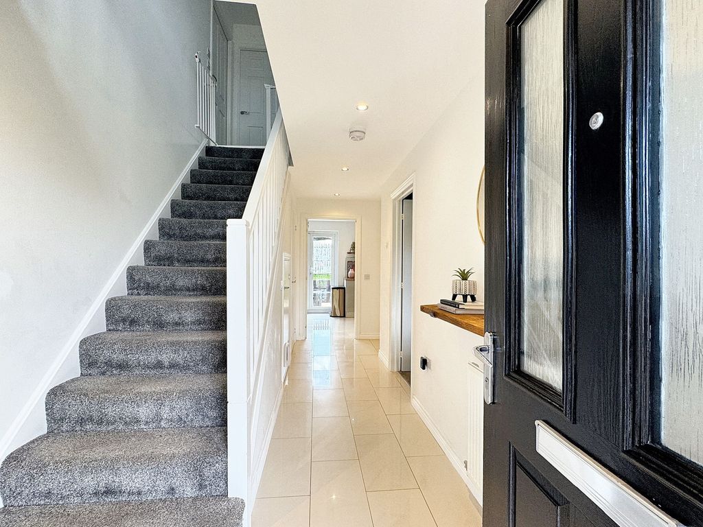 Property photo 2 of 22 Entrance Hallway