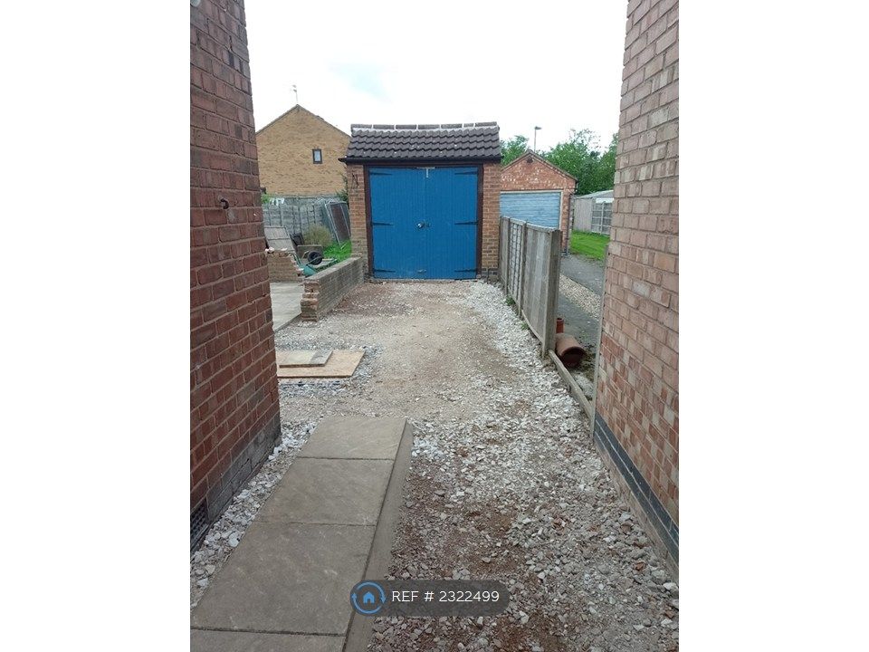 Property photo 2 of 8 Garage