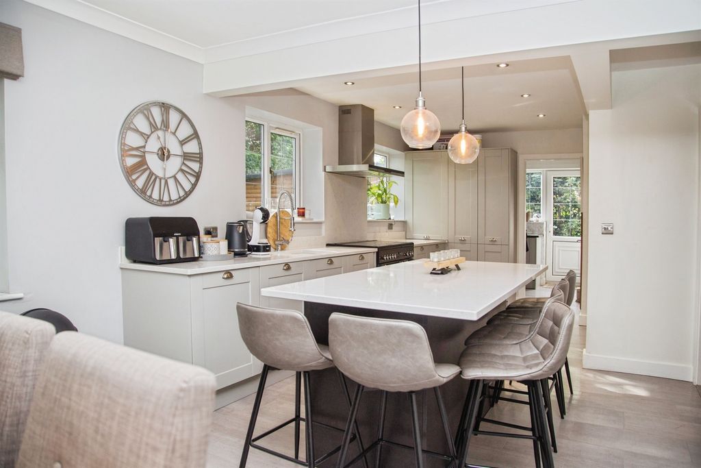 Property photo 3 of 28