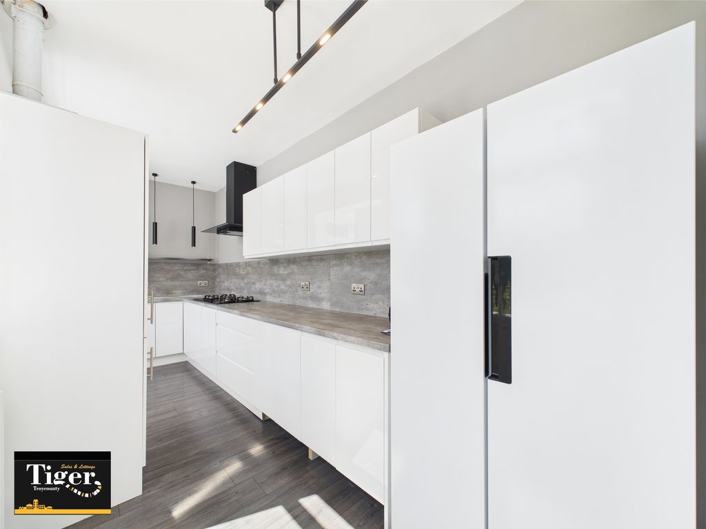 Property photo 1 of 19 Cam02176G0-Pr0586-Still008