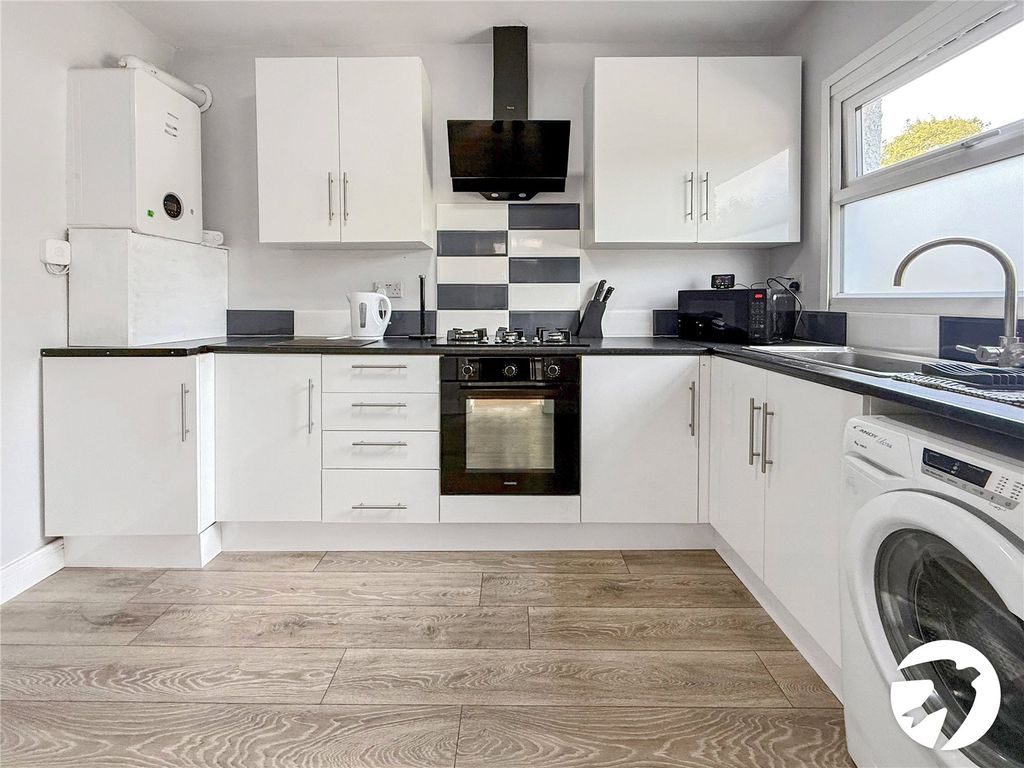 Property photo 3 of 18 Kitchen