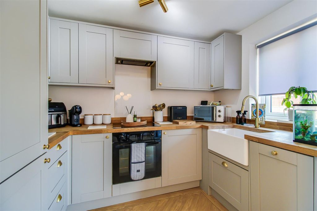 Property photo 3 of 12 Kitchen