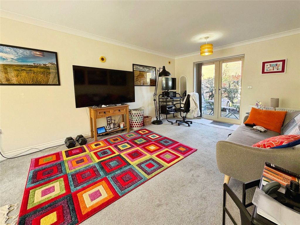 Property photo 3 of 19 Lounge