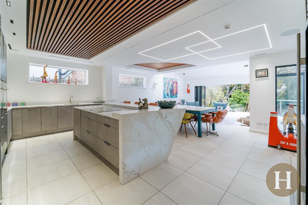 Property photo 2 of 63 Hadleigh Estate Agents-47.Jpg