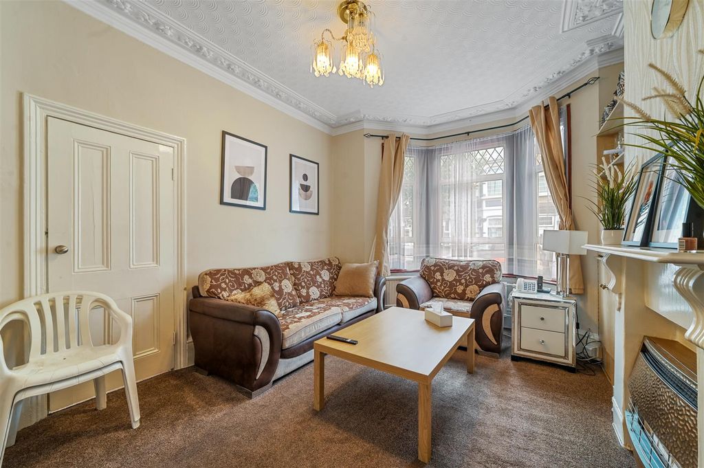 Property photo 2 of 12 Through Lounge