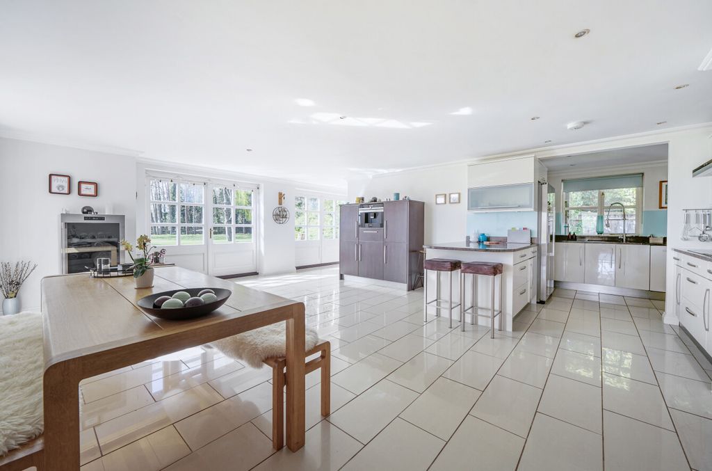 Property photo 3 of 27 Kitchen/Breakfast