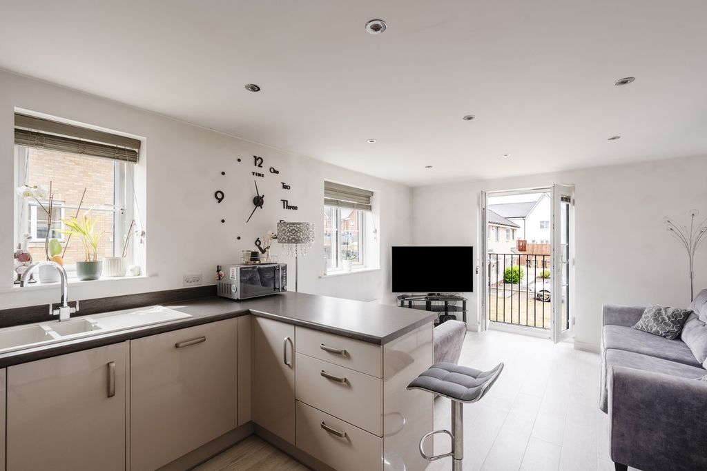 2 bed flat for saleWarwick Crescent, Basildon SS15 photo 4