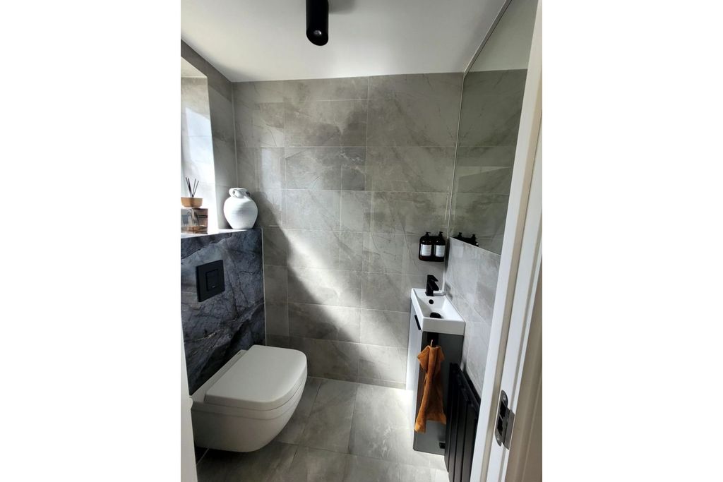 Property photo 3 of 14 Downstairs Cloakroom