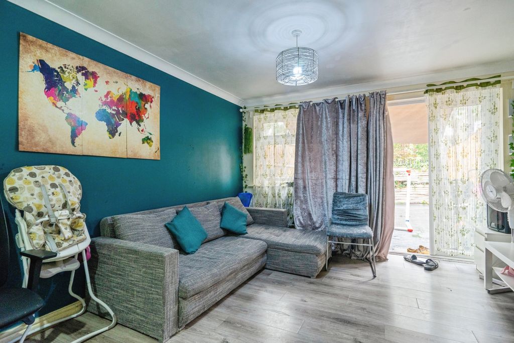 Property photo 2 of 20 Lounge