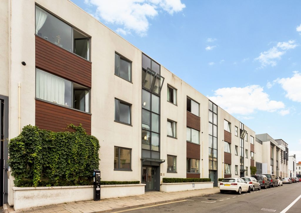 Property photo 1 of 11 110 Henrietta Str...