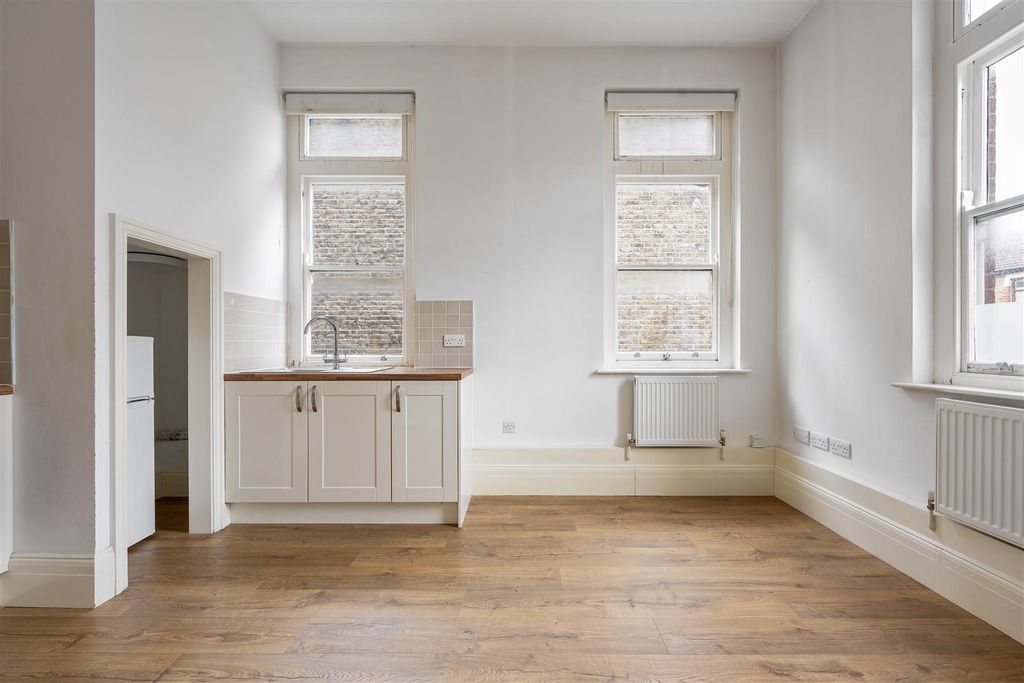 Property photo 3 of 12 Adelaide Road, E10