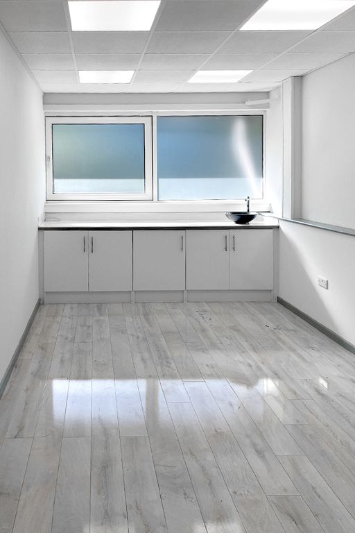 Property photo 3 of 12 Treatment Room 1