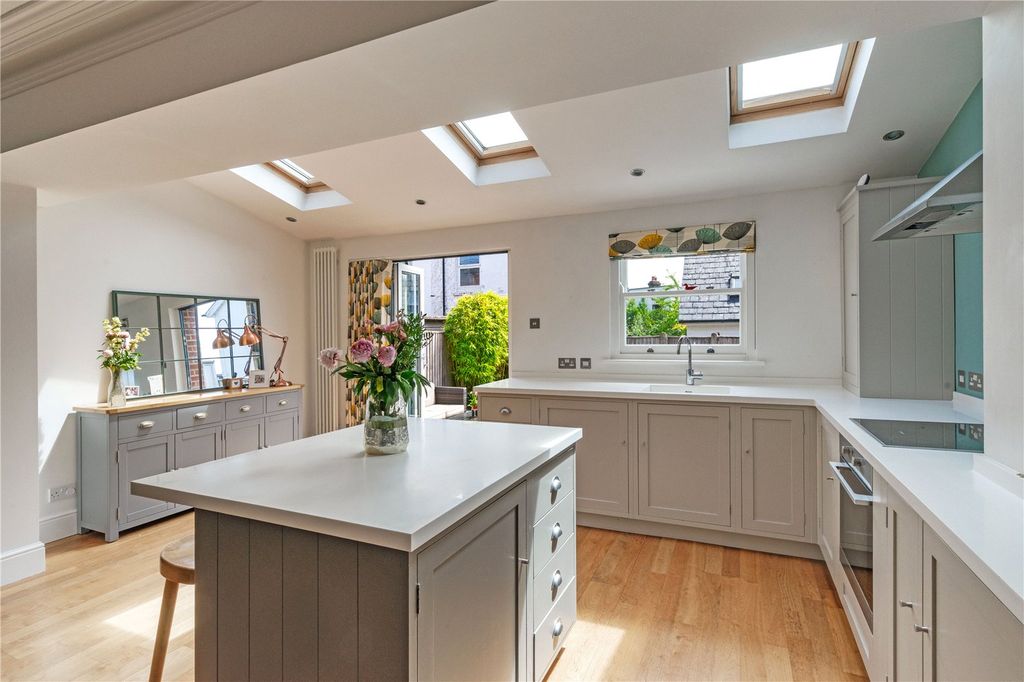 Property photo 2 of 14 Kitchen/Breakfast