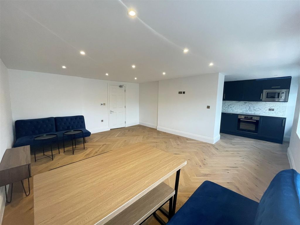 Property photo 3 of 10 Living Room / Kitchen
