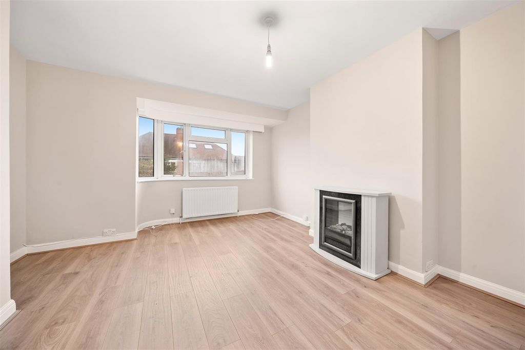 Property photo 2 of 9 Braeside Ave-6