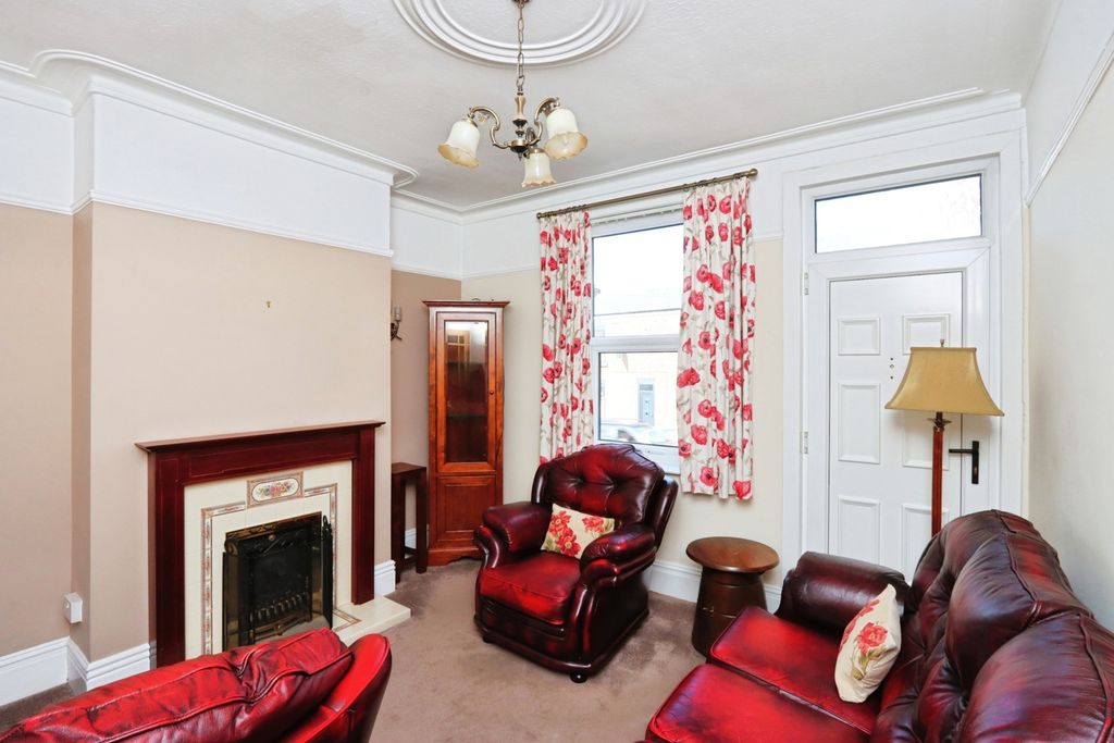 Property photo 2 of 17 Lounge