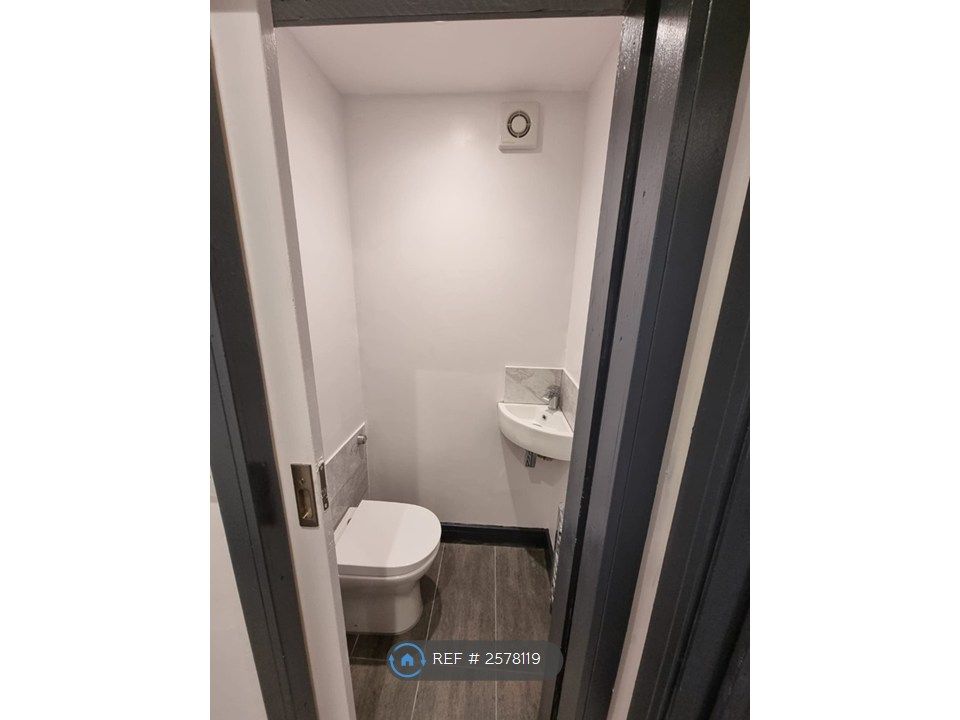 Property photo 2 of 13 Cloakroom