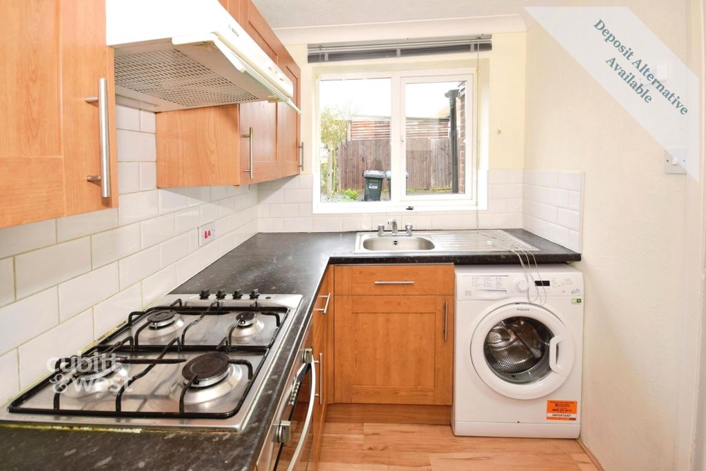 Property photo 3 of 11 Kitchen