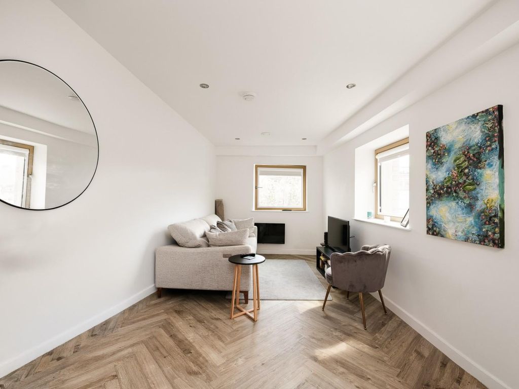 Property photo 3 of 17 Cnr52404.Jpg
