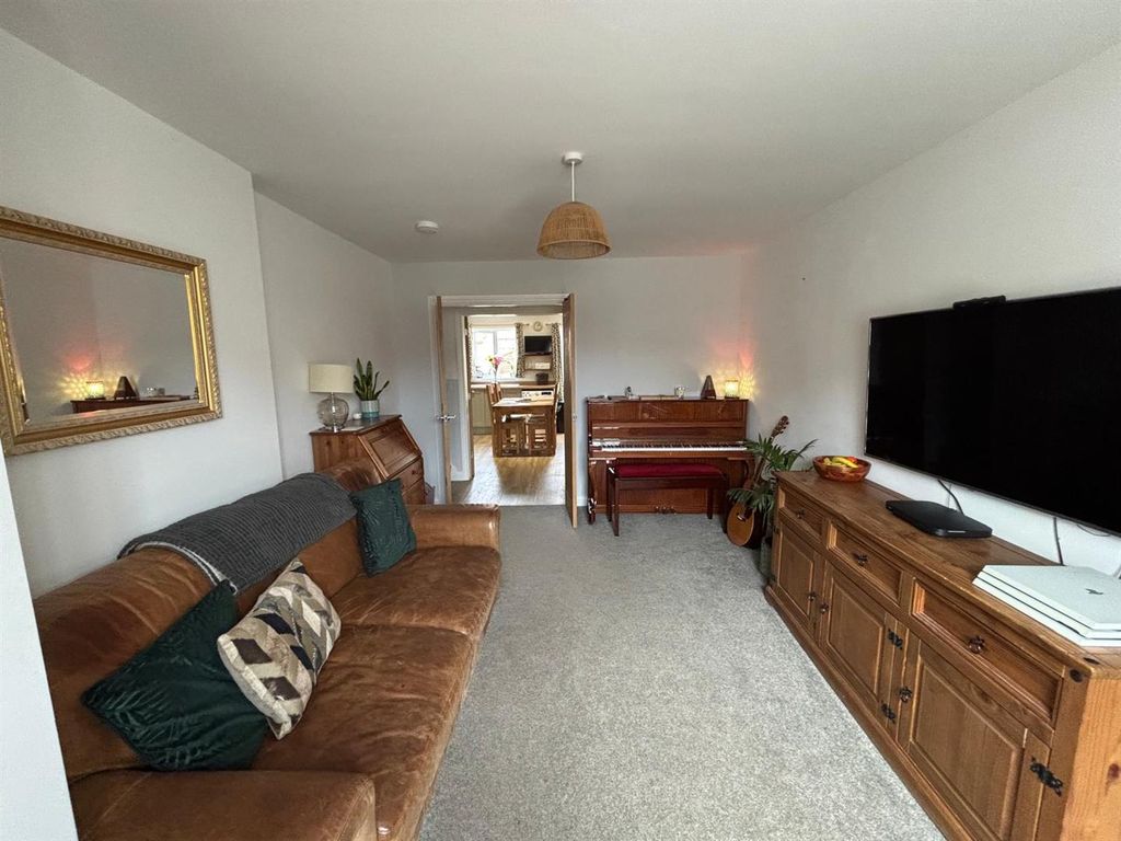 Property photo 3 of 18 Living Room