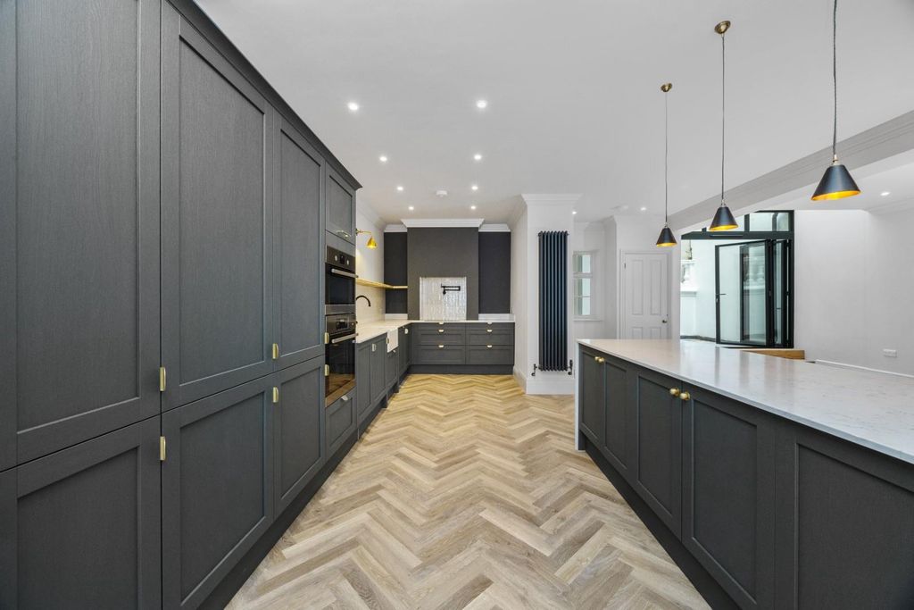 Property photo 3 of 42 Brunswick Street West, 39-012.Jpg