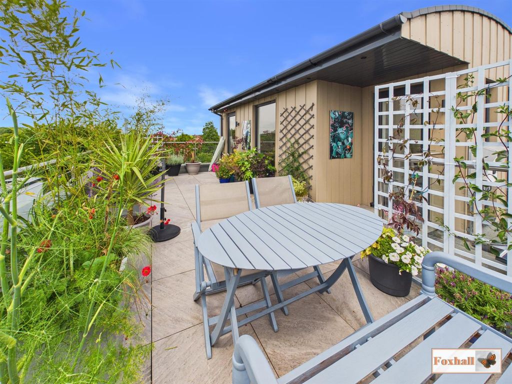 Property photo 2 of 39 Roof Terrace