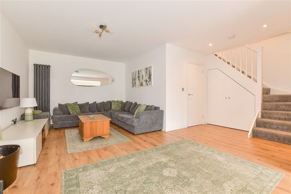 Property photo 2 of 11 Lounge