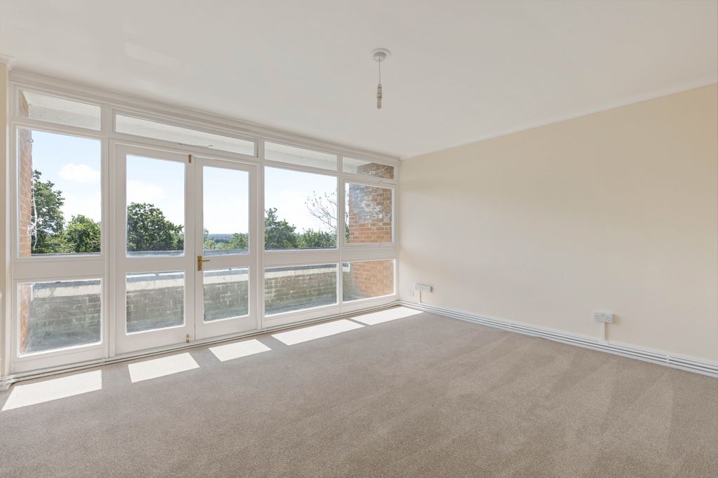 Property photo 3 of 12 10 Lawrence Court, Se26 - 4