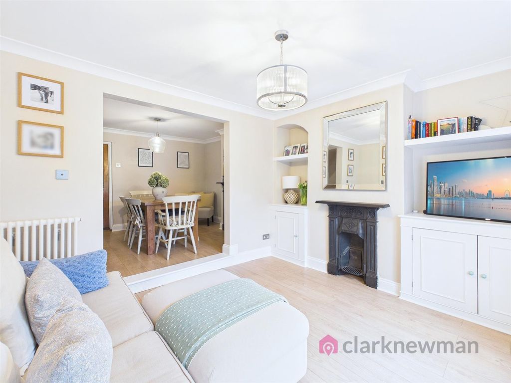 Property photo 2 of 13 Lounge