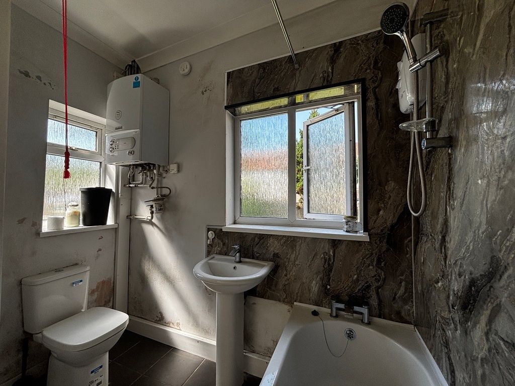 Property photo 2 of 12 Bright Bathroom With Marble-Effect Panelling...