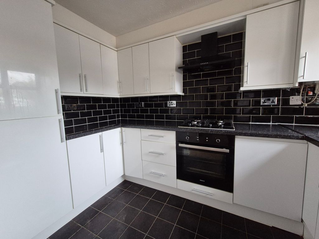 Property photo 2 of 10 Kitchen