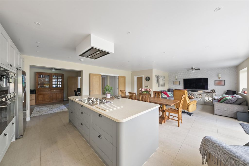 Property photo 3 of 34