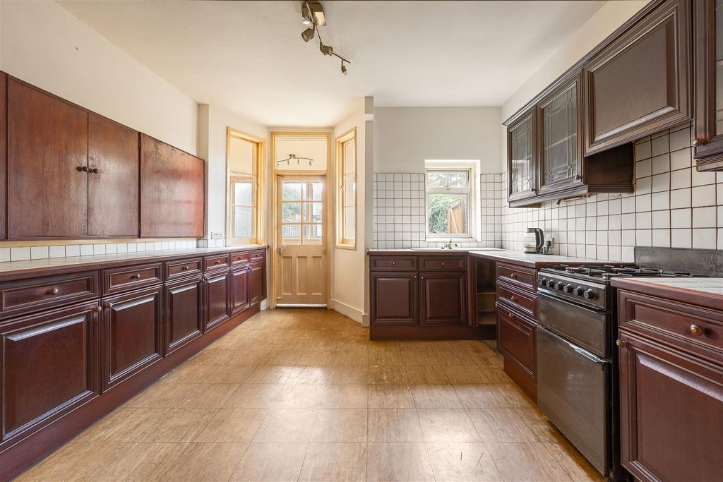 Property photo 3 of 33 Nelson Road, E4