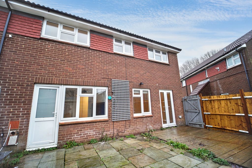 Property photo 2 of 21 15 Dankworth Road, Basingstoke, Hampshire Rg22 4Lj