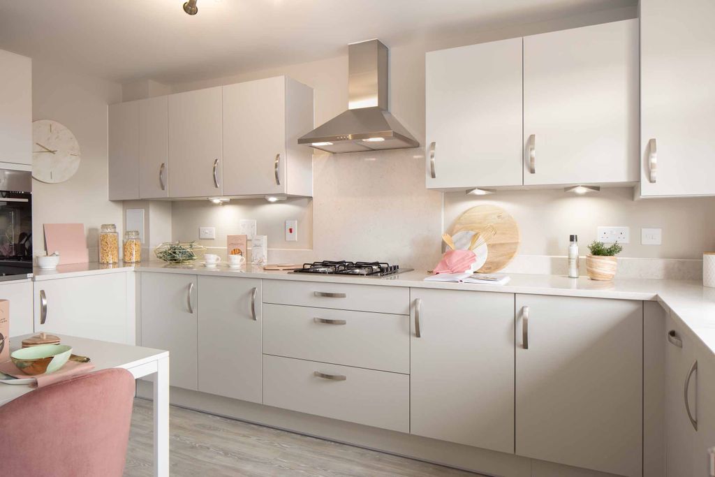 Property photo 1 of 7 Woodcote Kitchen H814601 Linmere